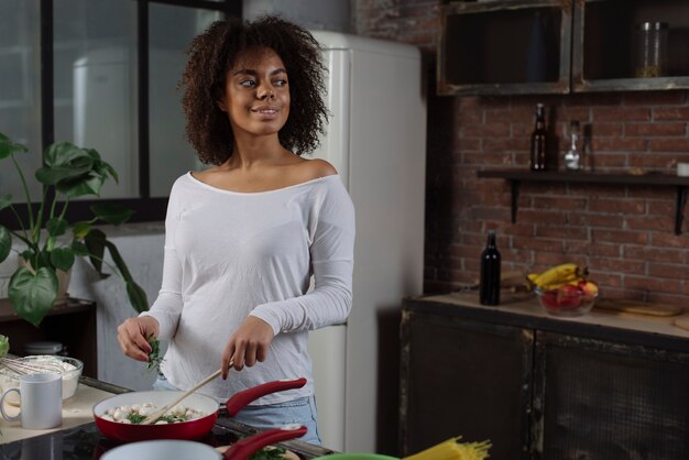 Vrouw in haar keuken