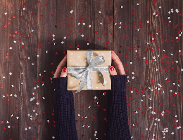 Vrouw in hand met kerst geschenk doos