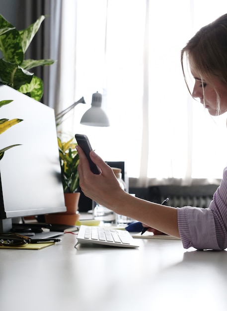 Gratis foto vrouw in het kantoor