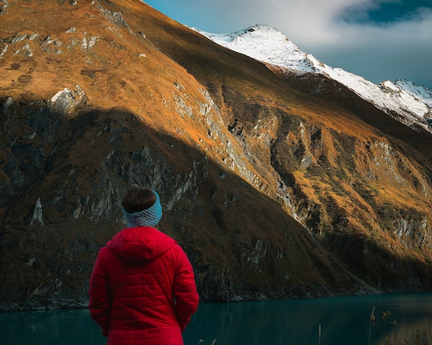 Gratis foto vrouw in het rood bij alpen