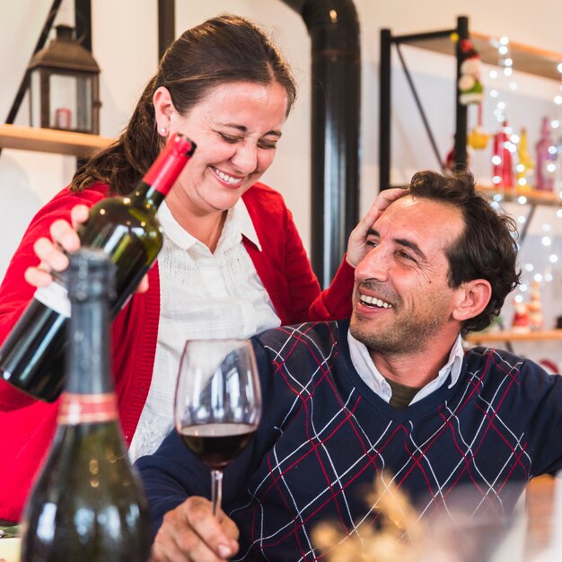 Vrouw in het rood met een fles wijn