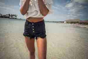 Gratis foto vrouw in het strand met zomerkleren