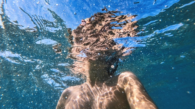 Vrouw in het water, middellandse zee