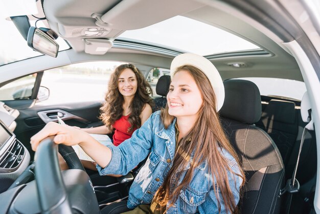 Vrouw in hoed rijdende auto