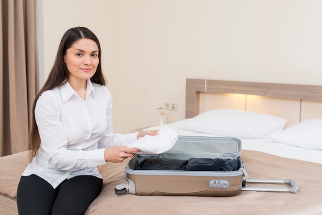 Vrouw in hotelkamer