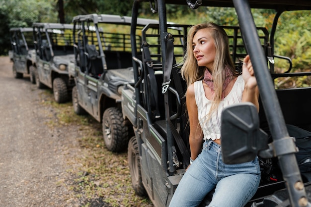 Vrouw in jeepauto in Hawaï