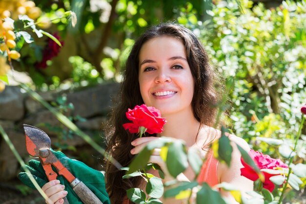 Vrouw in jurk met snoeischaar