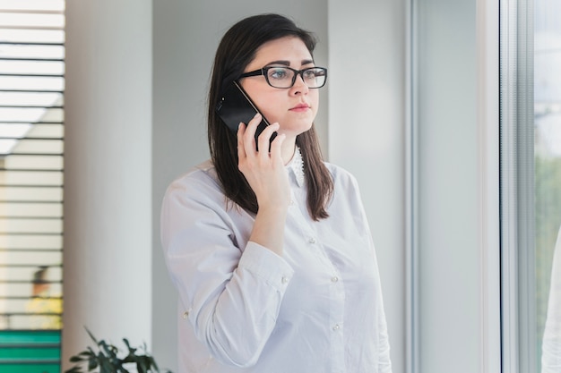 Vrouw in kantoor praten telefoon