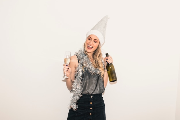 Gratis foto vrouw in kerstmuts met champagneglas