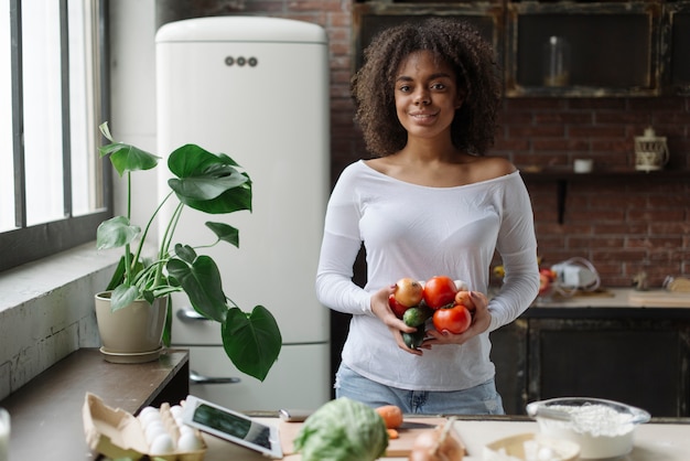 Gratis foto vrouw in keuken met vegetablets