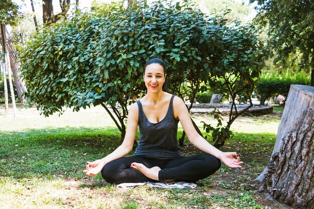 Vrouw in lotus positie