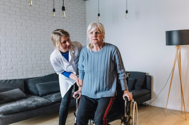 Vrouw in ouderdomshuis met rolstoel