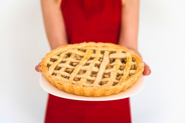 Vrouw in rode holdingsplaat met appeltaart