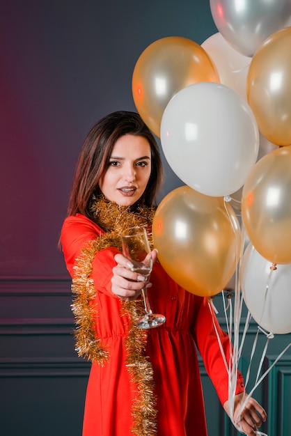 Vrouw in rode jurk met champagneglas