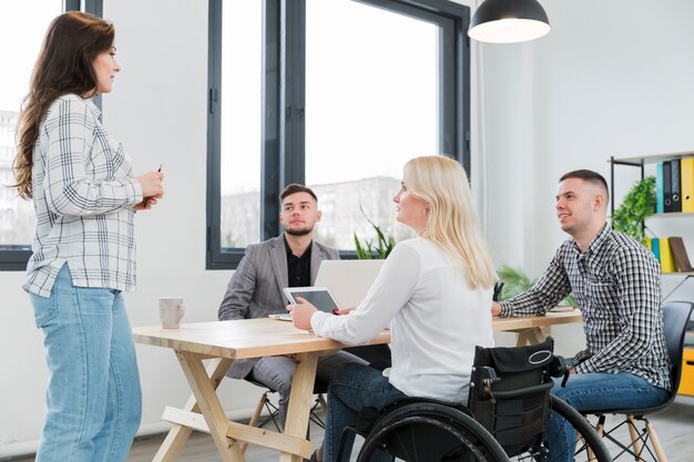 Vrouw in rolstoel het bijwonen van vergadering in het bureau