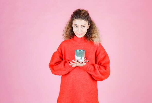 vrouw in rood shirt met een koffiemok.