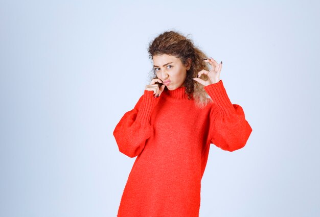 vrouw in rood shirt weergegeven: als handteken.