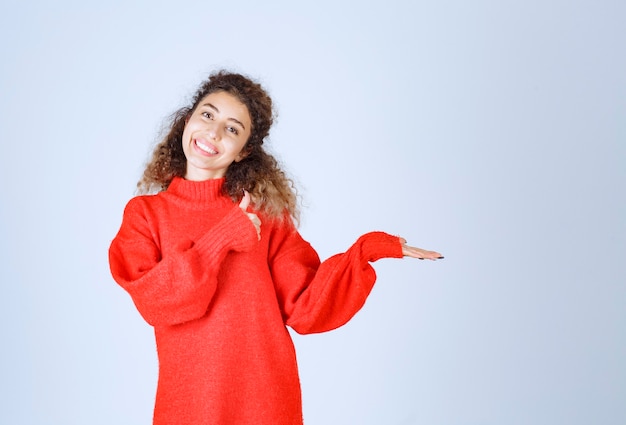 Vrouw in rood shirt weergegeven: als handteken.