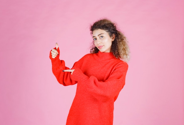 vrouw in rood shirt weergegeven: als handteken.