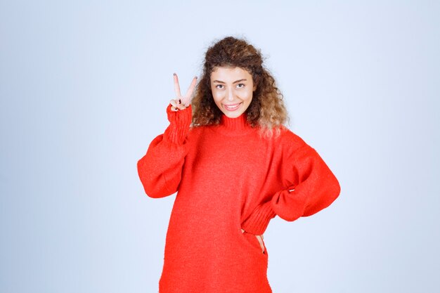vrouw in rood sweatshirt die vrolijke en positieve poses geeft.