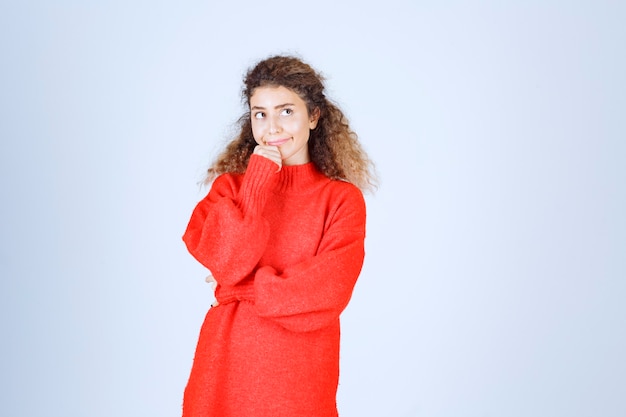 vrouw in rood sweatshirt die vrolijke en positieve poses geeft.