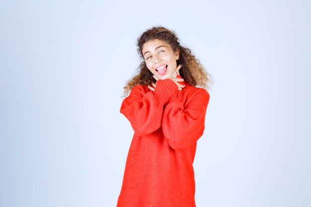 vrouw in rood sweatshirt ziet er doodsbang en bang uit.