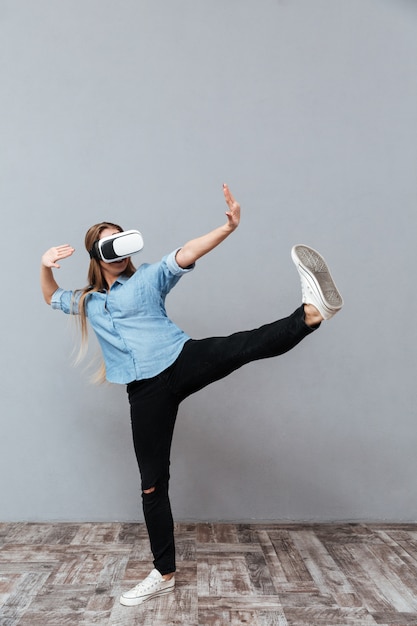 Vrouw in shirt met behulp van virtual reality-apparaat