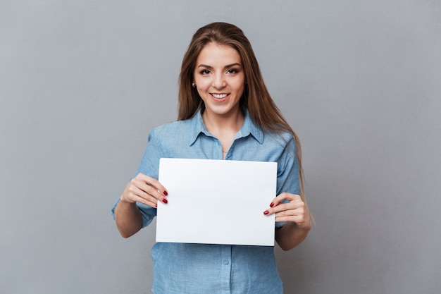 Gratis foto vrouw in shirt met leeg bord