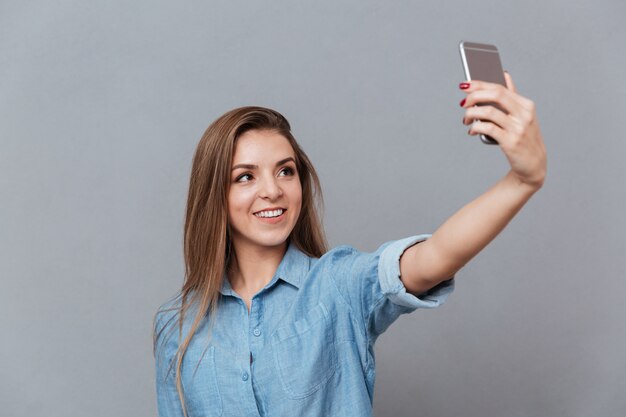 Vrouw in shirt selfie maken op smartphone