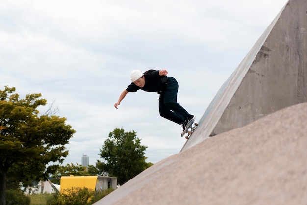 Vrouw in skatepark aan het trainen