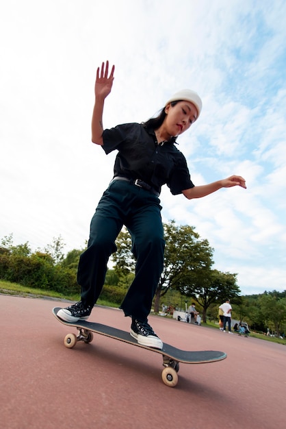 Vrouw in skatepark aan het trainen