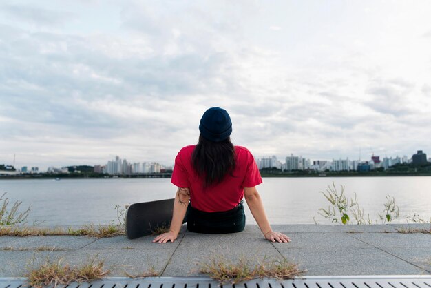 Vrouw in skatepark aan het trainen