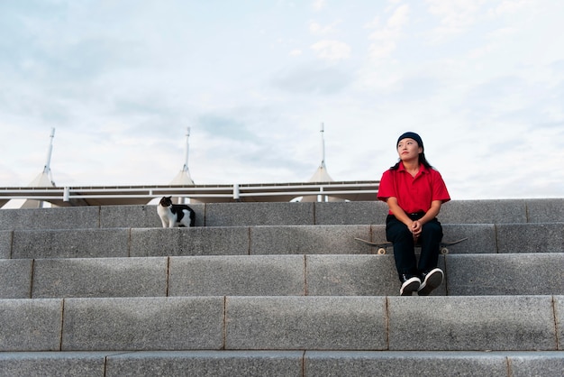 Vrouw in skatepark aan het trainen