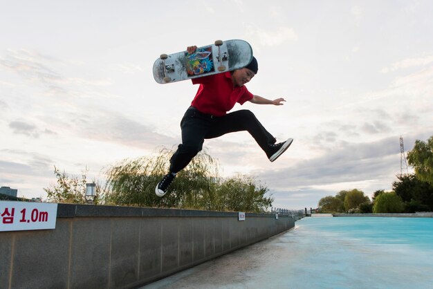 Vrouw in skatepark aan het trainen