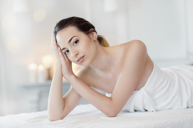 Vrouw in spa salon