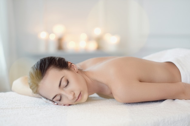 Vrouw in spa salon