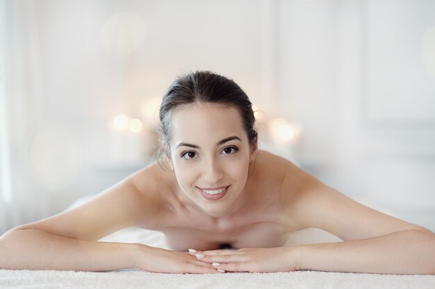 Vrouw in spa salon