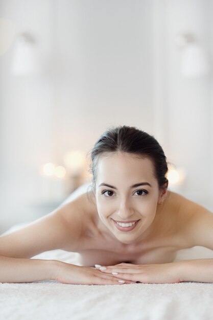 Vrouw in spa salon