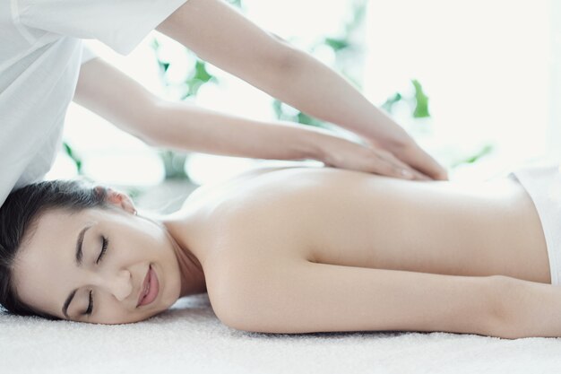 Vrouw in spa salon