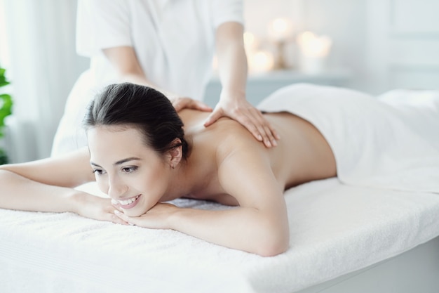 Vrouw in spa salon