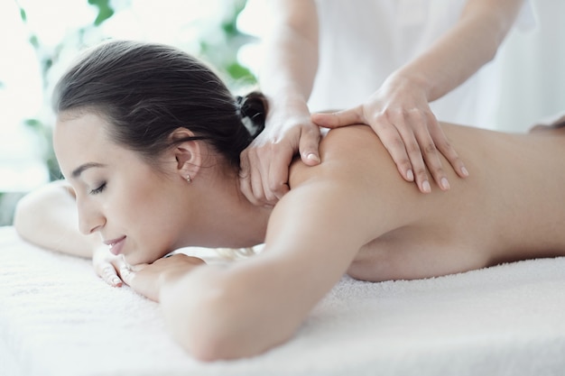 Vrouw in spa salon