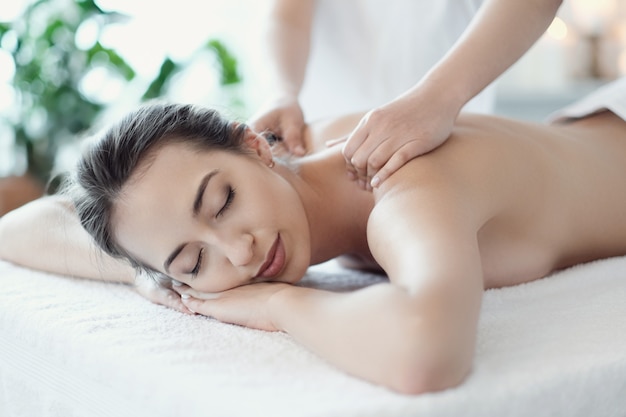 Vrouw in spa salon