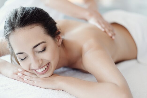 Vrouw in spa salon