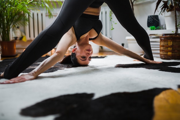 Gratis foto vrouw in sportkleding die naar voren buigt