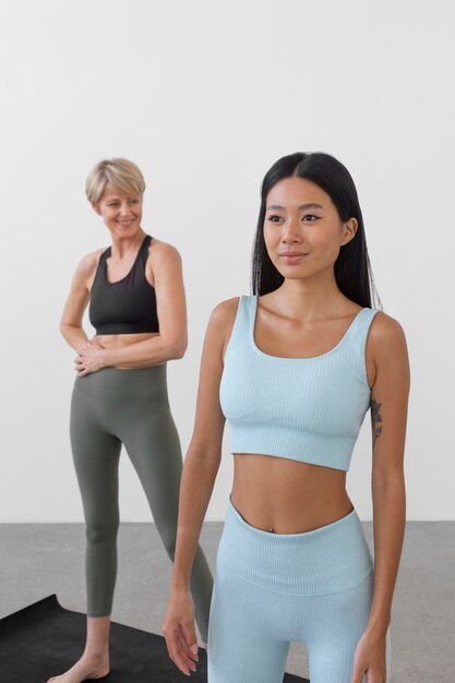 Vrouw in sportkleding in de studio