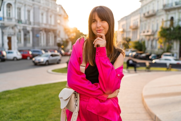 vrouw in stijlvolle casual outfit poseren in de oude Europese stad.