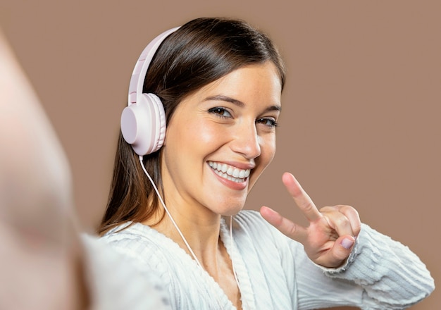 Vrouw in studio luisteren naar muziek