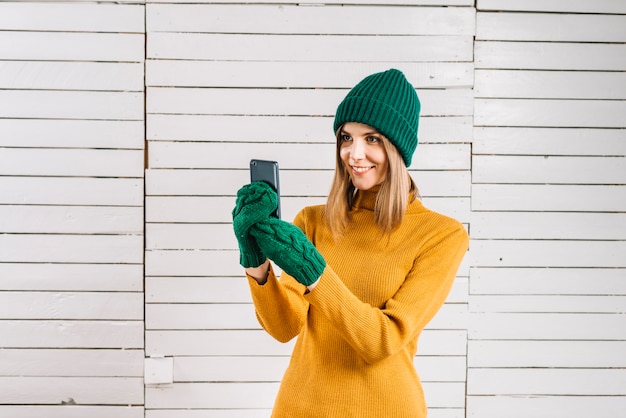 Gratis foto vrouw in sweater die selfie neemt
