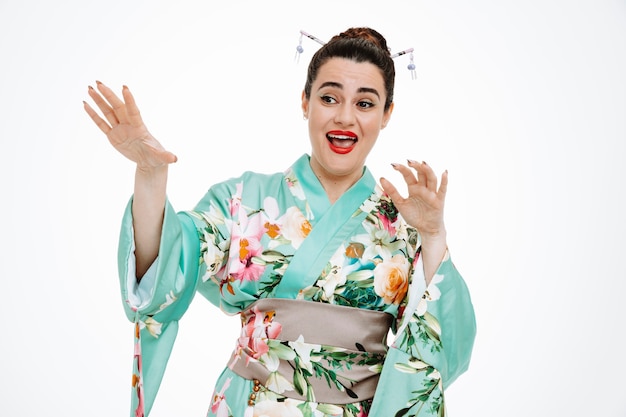 Vrouw in traditionele Japanse kimono kijkt verward opzij en maakt verdedigingsgebaar met handen op wit