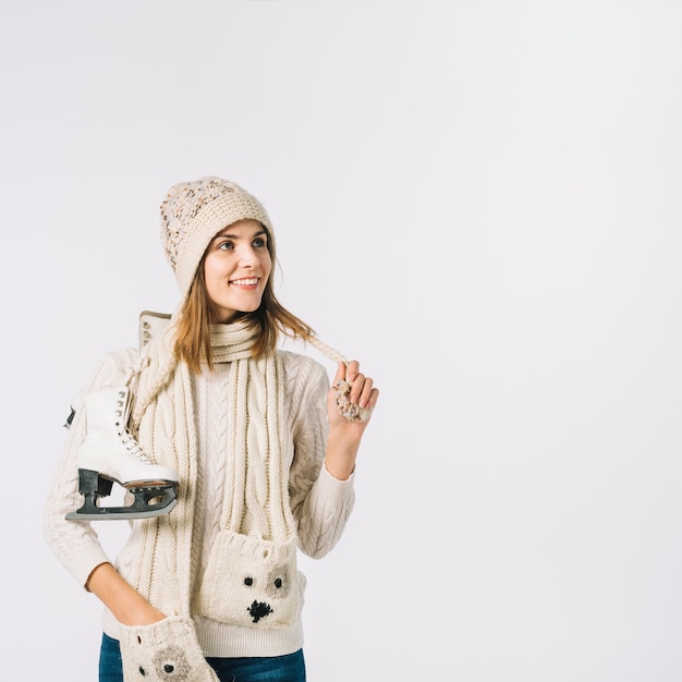 Vrouw in trui met schaatsen